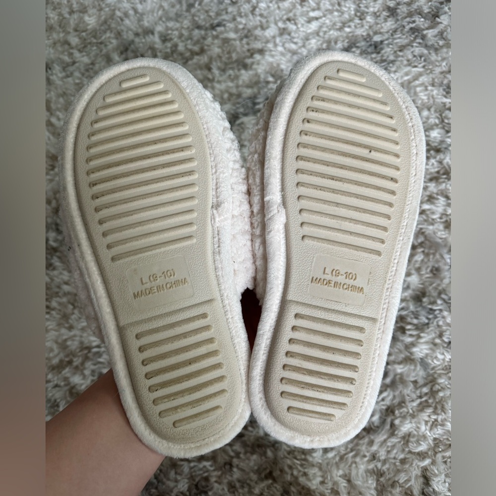 Slippers ✨ - Picture 2 of 2